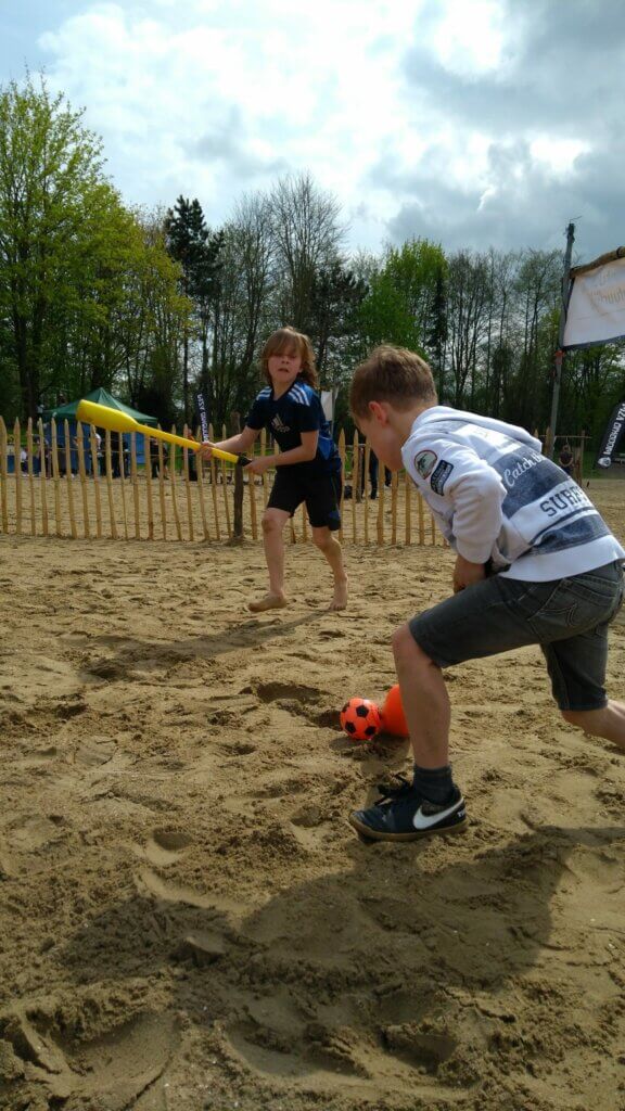2 jongens in zand met bat