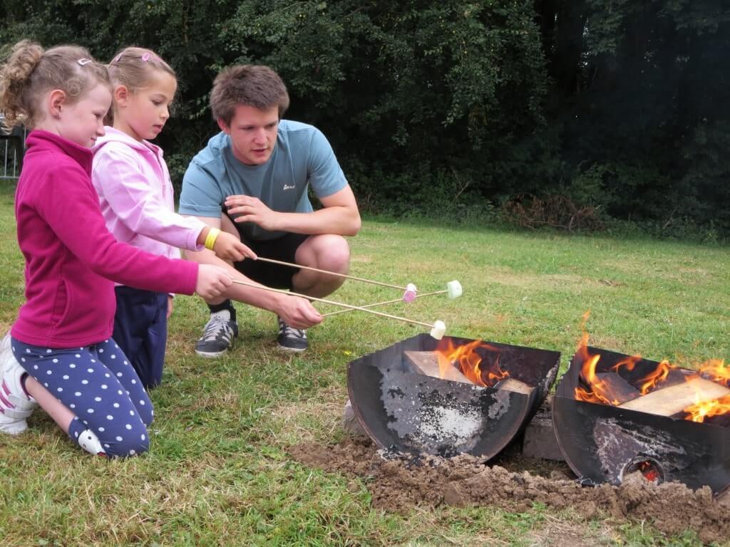 kinderen marshmellows boven vuur